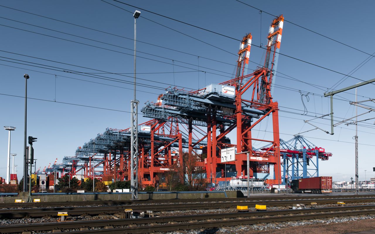 Mastering the First Impression: Your intriguing post title goes here Dynamic view of cranes and shipping containers at Hamburg's bustling port.